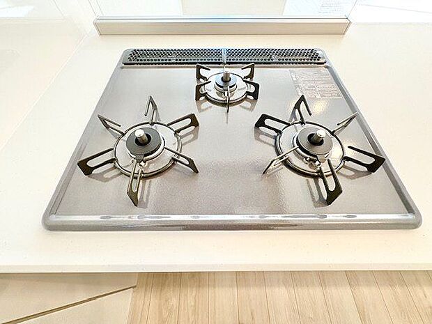 忙しいときでも一度にたくさんの料理が作れる3口コンロ。使い勝手の良さを考えました。