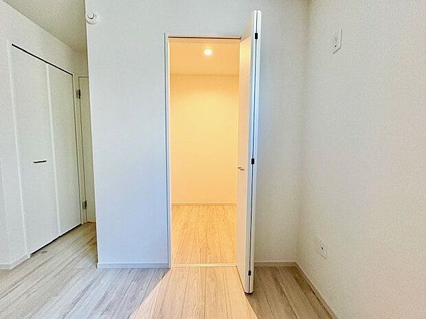 ひと目で収納物を確認できるウォークインクローゼットは、ゆとりの広さを備えた大型収納。