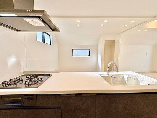 キッチンはリビングダイニングを見渡せる対面式キッチン。家事が捗るように動線を意識した間取りです。