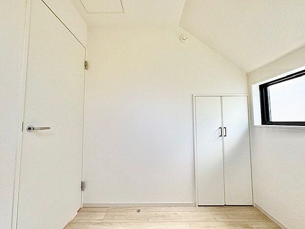 一日の疲れをいやしてくれる主寝室。時を忘れて過ごす場所として過ごせるお部屋。