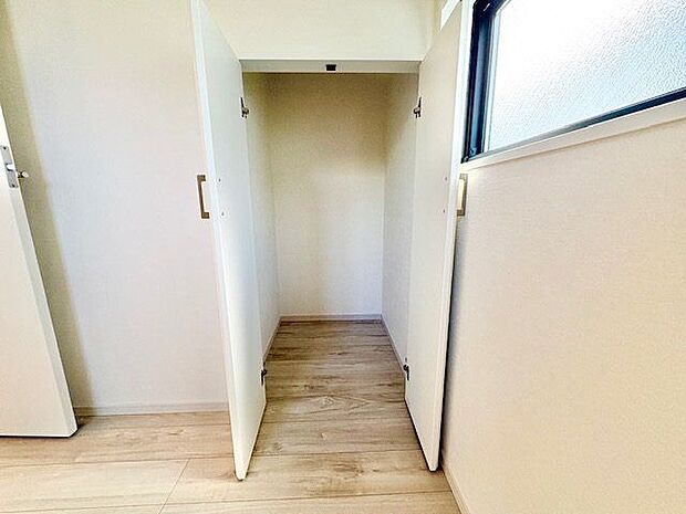 各居室にクローゼットをご用意。タンスなどを置かなくてもいいので、お部屋を広く使うことができます。