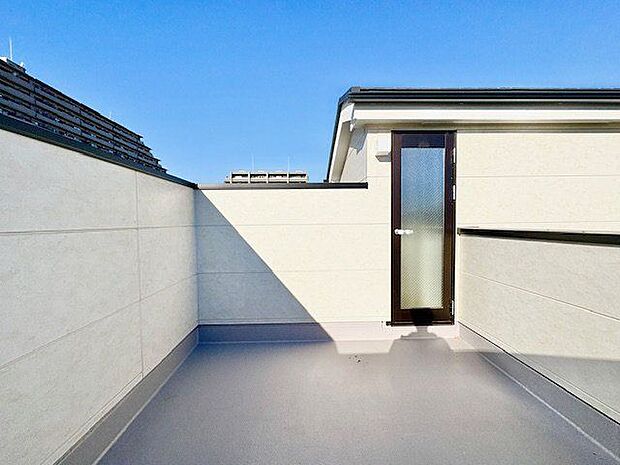 くつろぎの空間を演出するルーフバルコニー。周りに高い建物がないのでプライベート空間を保てます。