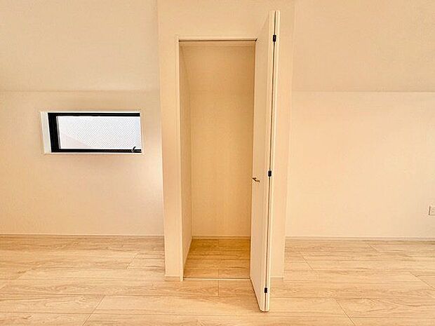 リビングにも収納をご用意。日用品の収納など便利にお使いいただけます。