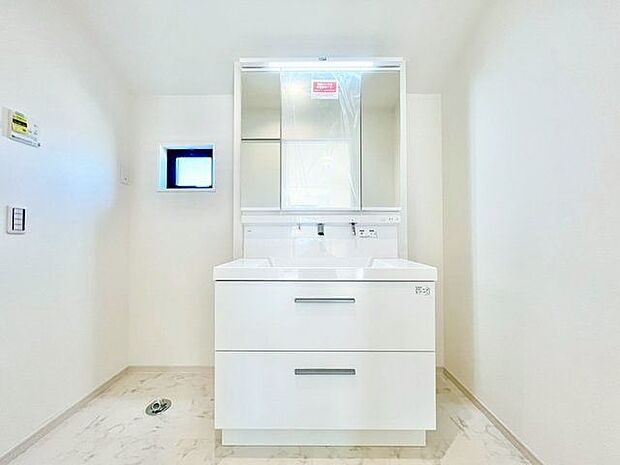 収納量豊富な三面洗面化粧台。スッキリと見映えの良い空間に。