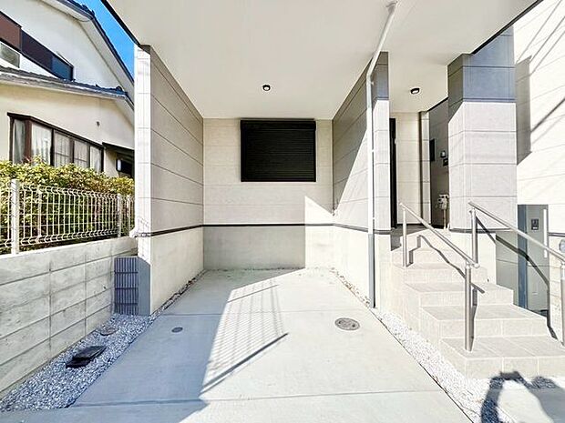 ガレージ1台分付。幅員約6mの公道に面しています。