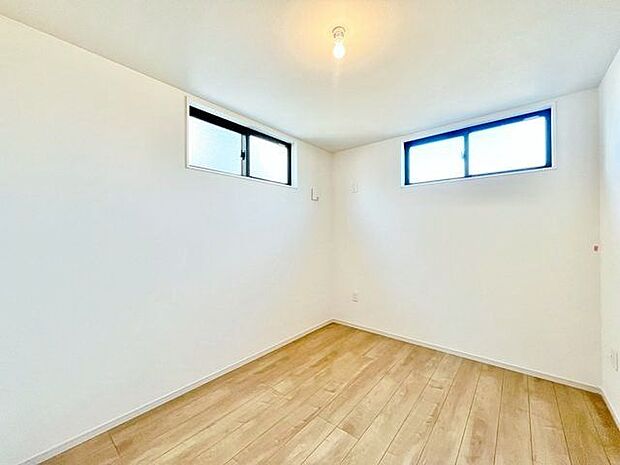 自然光が差し込む落ち着いた印象のお部屋。静かな環境でリラックスタイムを。