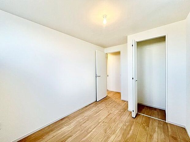 充分な収納スペースを確保。ワードローブをすっきり収納、整った暮らしが叶います。