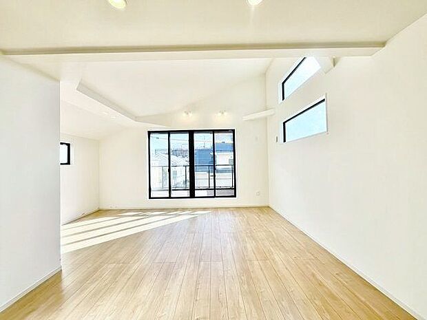 開放を謳歌する広々としたLDK。華やいだ気分で心満たされる、そんな空間です。