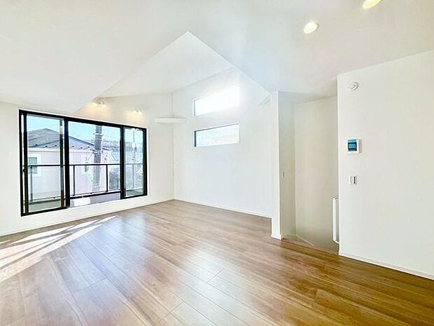 通り抜けた光と風が心地よい空間を演出。やわらかな陽光でくつろぎのひと時。