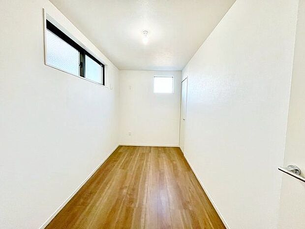 ナチュラルな色合いを基調としたフローリングは、インテリアを合わせやすい飽きのない空間に。