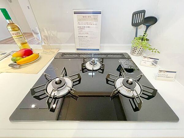 忙しいときでも一度にたくさんの料理が作れる3口コンロ。使い勝手の良さを考えました。