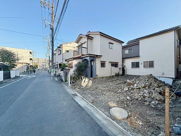 通行や駐車の際に余裕がある前面道路。光が差し込む明るい居住空間、風通しも良好で過ごしやすい環境です。