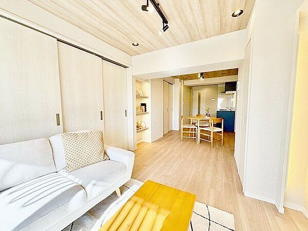 光とセンスに満ちた居心地の良い空間。陽射しがよく入るソファでのんびりと。