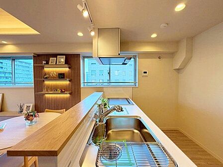 ゆったりと調理ができるスペースを実現したキッチン。引出し収納や足下収納などにより、収納量がアップ。