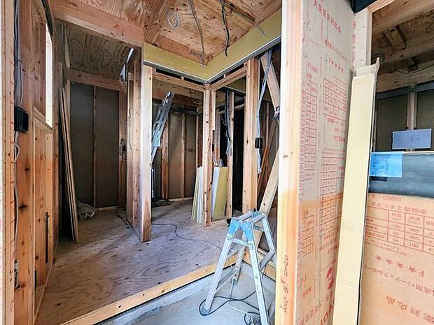 住まいの顔となる玄関は、落ち着きと華やぎの満ちた空間に。