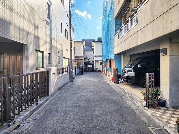 余裕がある広さの前面道路。光が差し込む明るい居住空間、風通しも良好で過ごしやすい環境です。