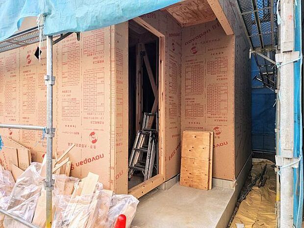 毎日出入りに使う玄関は外出する時は爽やかに、帰宅するときはホッとする落ち着いた空間へ。