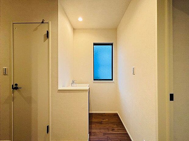 毎日出入りに使う玄関は外出する時は爽やかに、帰宅するときはホッとする落ち着いた空間へ。