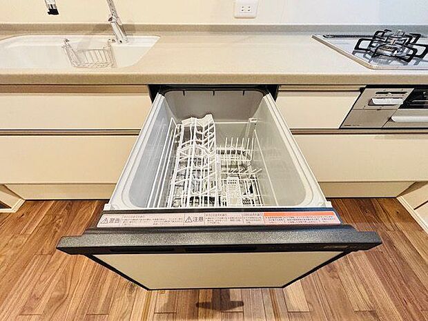 ビルトイン食洗機は作業台が広く使え、見た目もスッキリ。節水や節電も充実して家事の手助けをしてくれます。