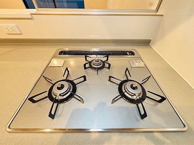 忙しいときでも一度にたくさんの料理が作れる3口コンロ。使い勝手の良さを考えました。