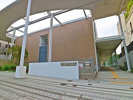 港区立三田中学校 650m