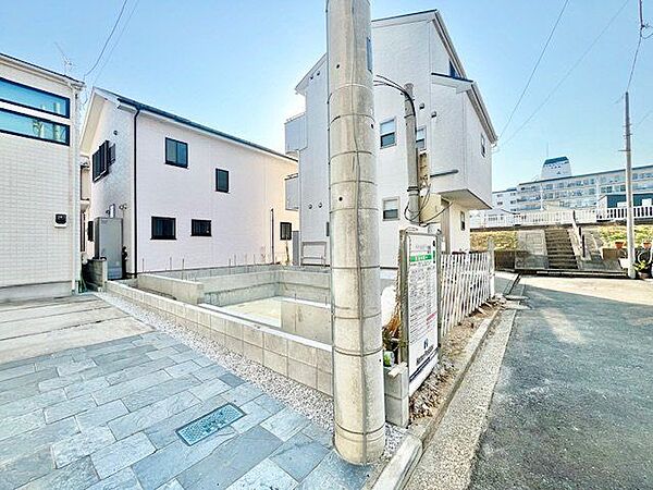 通行や駐車の際に余裕がある前面道路。光が差し込む明るい居住空間、風通しも良好で過ごしやすい環境です。