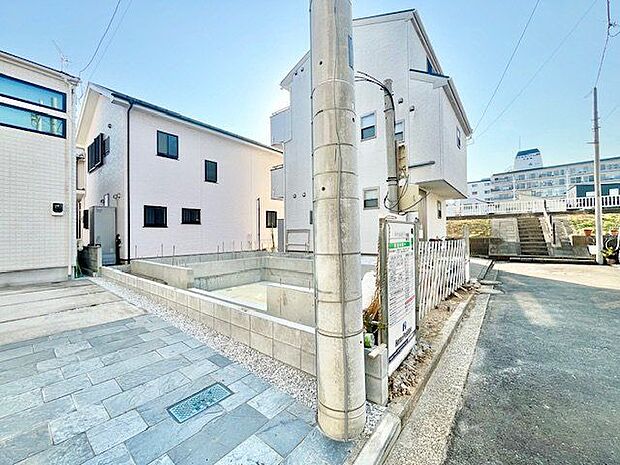 通行や駐車の際に余裕がある前面道路。光が差し込む明るい居住空間、風通しも良好で過ごしやすい環境です。