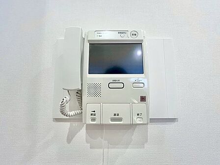 来訪者の確認ができるモニター付インターホン完備で安心。