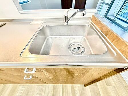 調理器具や食器類もゆったり洗えるシンクが嬉しいですね。