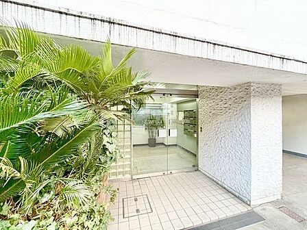 落ち着きのある温かな風情のエントランスは、訪れる方々を優しく包み込み、心地よい空間を演出しています。