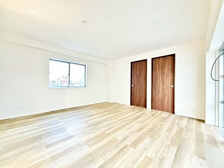 木目調の床から木のぬくもりを感じられるリビングルーム。