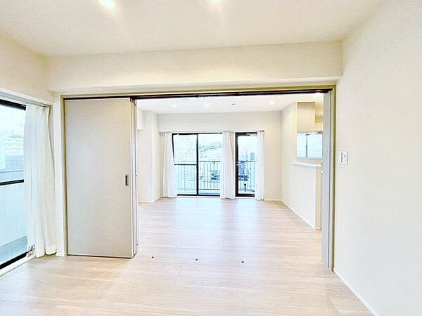 リビングと隣接した洋室。空間に奥行きが生まれ、美しく開放感のある空間となっています。