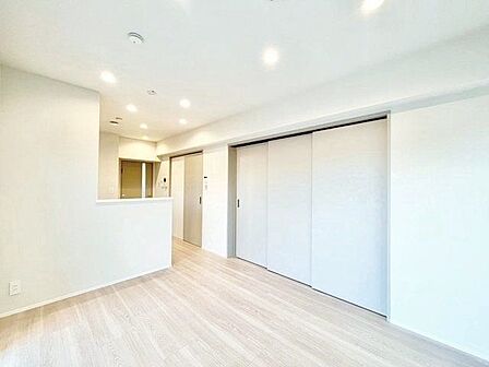 壁紙や各設備の素材感、天井までの高さなど、写真では伝えられないポイントを実際にお確かめください。