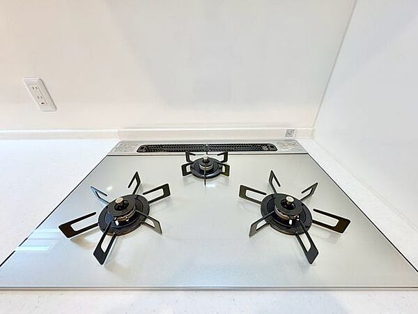 三口コンロで、お料理の効率もアップ。使い勝手の良さを考えました。フラット天板で、お手入れもラクラク。