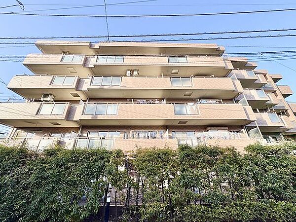 高い利便性を享受しながらも豊かな緑に彩られた住環境。