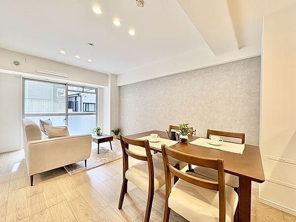 光と風があふれる開放的なリビングダイニング。明るく穏やかな空気のなかで飲んだり、食べたり、笑ったり。
