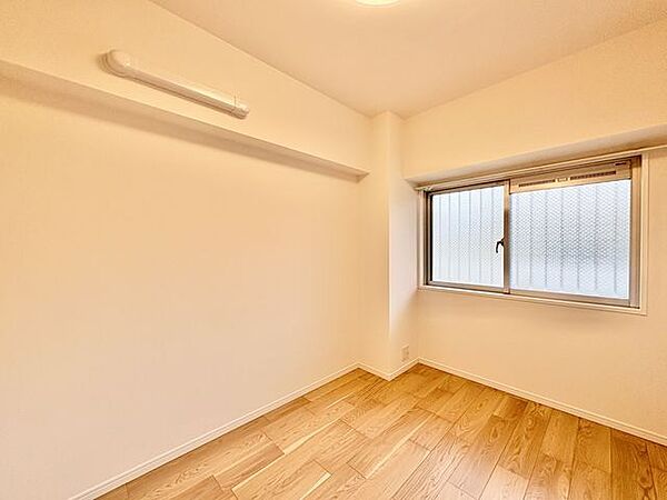 居心地のいい暮らしには欠かせない眩い採光。窓からこの空間に降り注ぐ採光が絶えません。