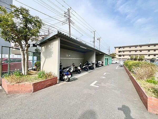敷地内駐バイク置場。