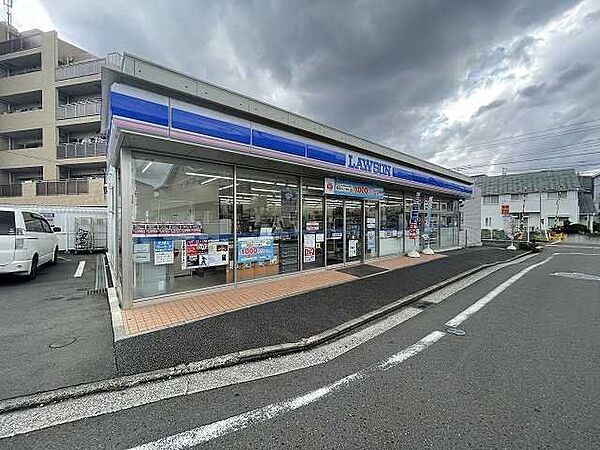 ローソン港北篠原町表谷店 350m