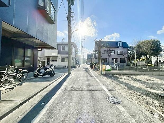 通行や駐車の際に余裕がある前面道路。光が差し込む明るい居住空間、風通しも良好で過ごしやすい環境です。