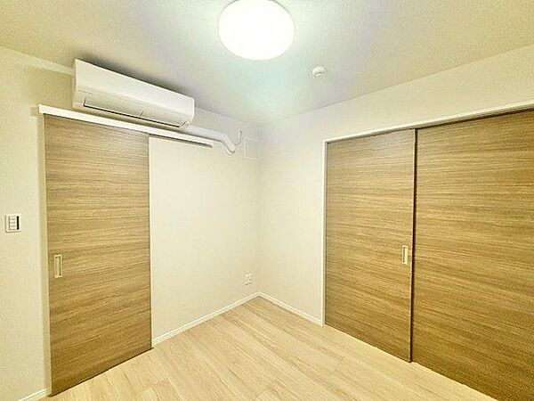 ナチュラルカラーのフローリングのお部屋は、温かみを感じさせリラックスをもたらす効果があります。