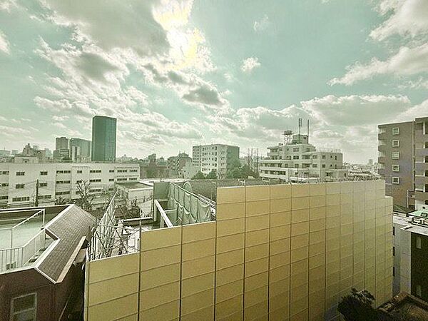 都会らしいは眺望、都会ならではの景色があります。バルコニーからの眺めが住まう方への贈り物となります。