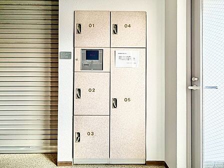 宅配BOX。お仕事やお出かけで荷物が受け取れない時も大変便利です。
