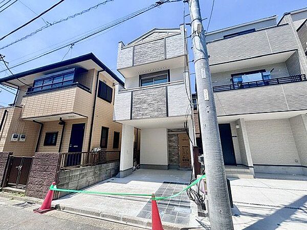 シンプルモダンでスタイリッシュな外観。落ち着きのある上質な空間へといざないます。