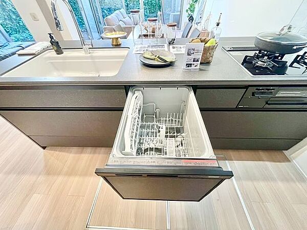 ビルトイン食洗機は作業台が広く使え、見た目もスッキリ。節水や節電も充実して家事の手助けをしてくれます。