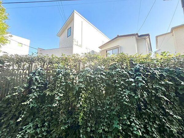 外の景観に左右されないプライベート空間を確保した住空間です。