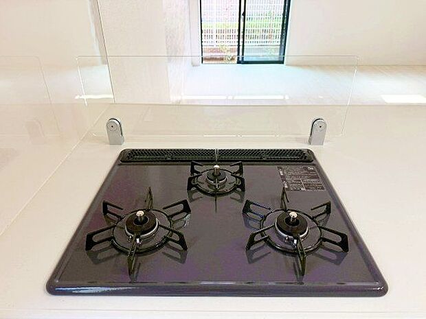 三口コンロで、お料理の効率もアップ。使い勝手の良さを考えました。フラット天板で、お手入れもラクラク。