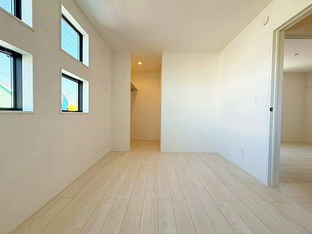 居心地のいい暮らしには欠かせない採光。ゆったりとした幅の窓からこの空間に降り注ぐ採光が絶えません。