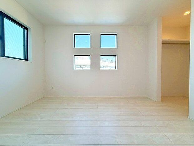 ナチュラルカラーのフローリングのお部屋は、温かみを感じさせリラックスをもたらす効果があります。