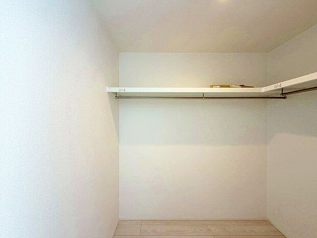 ウォークインクローゼットをご用意しております。その分お部屋を広く使うことができますね。